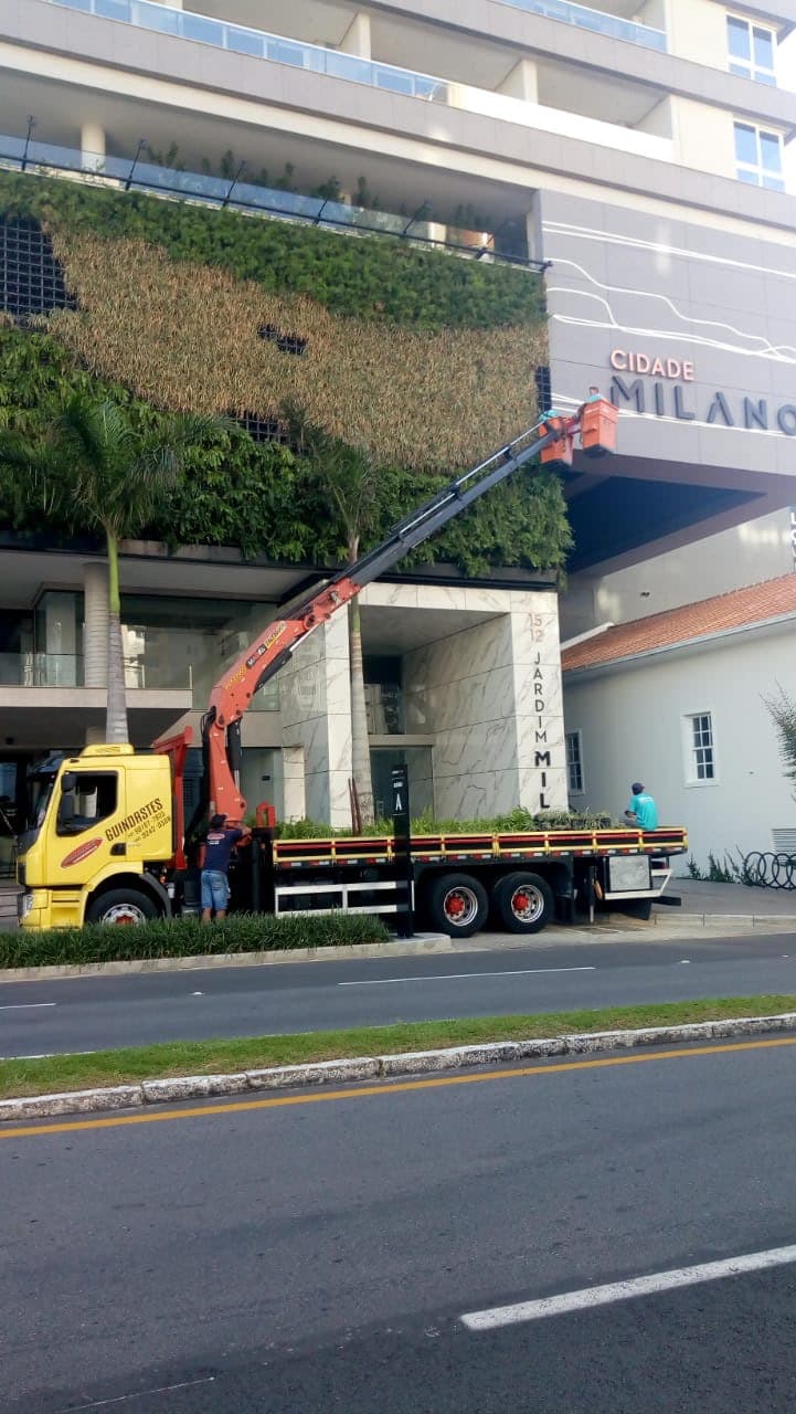 Caminhão munck Florianópolis realizando içamento de carga